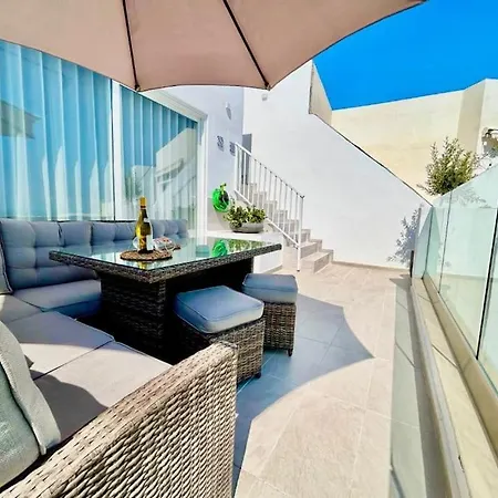 Stylish Serenity Penthouse Retreat Apartment