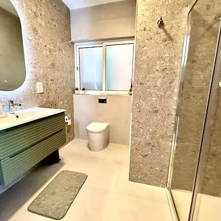 Stylish Serenity Penthouse Retreat Apartment